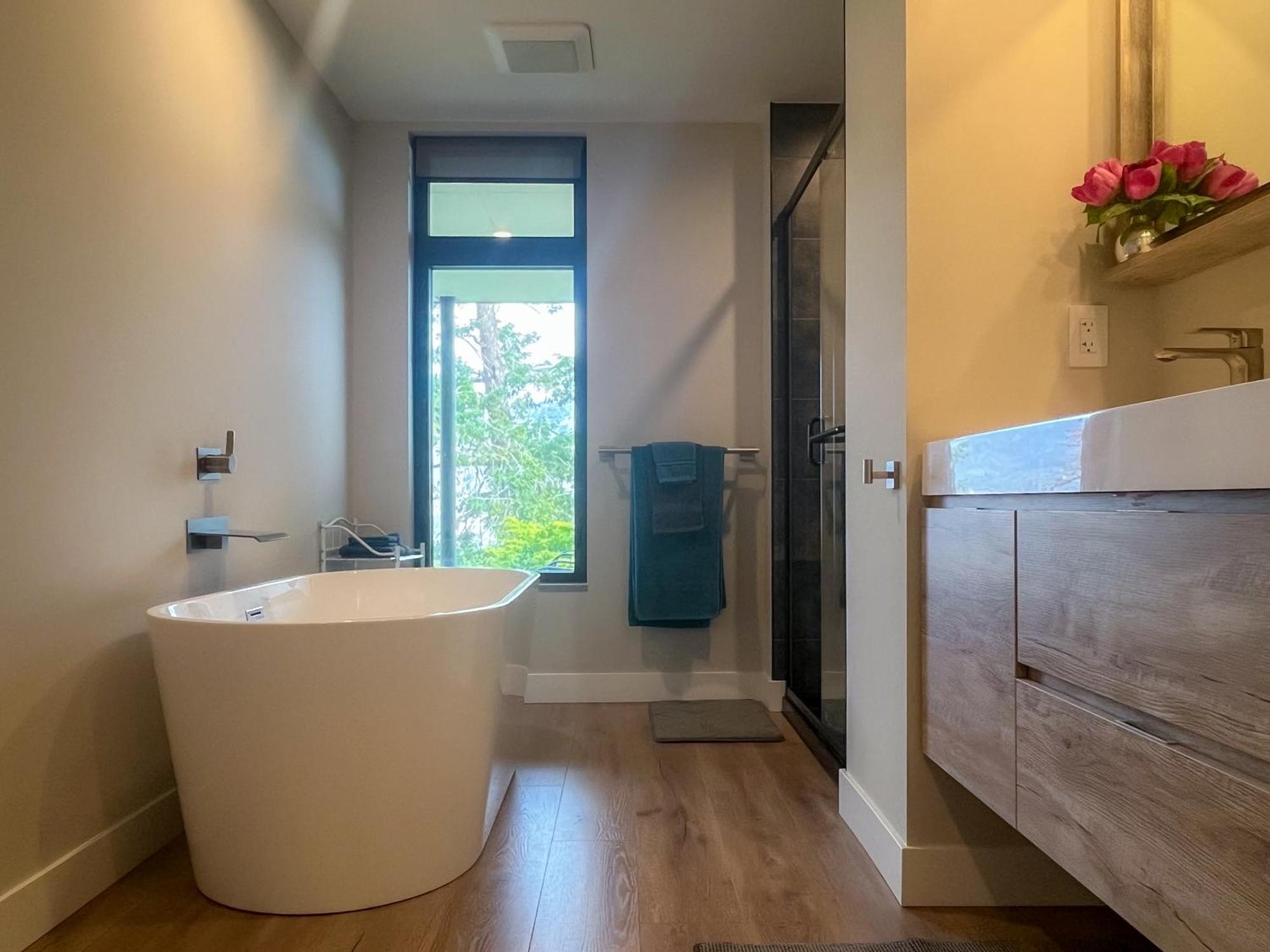 Kelowfornia Lakeview Retreat Kelowna Bilik gambar