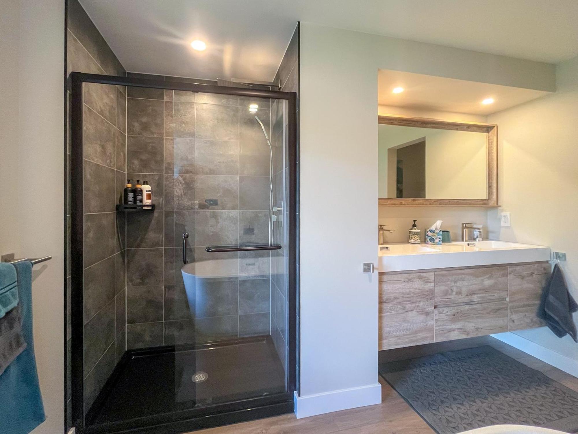 Kelowfornia Lakeview Retreat Kelowna Bilik gambar