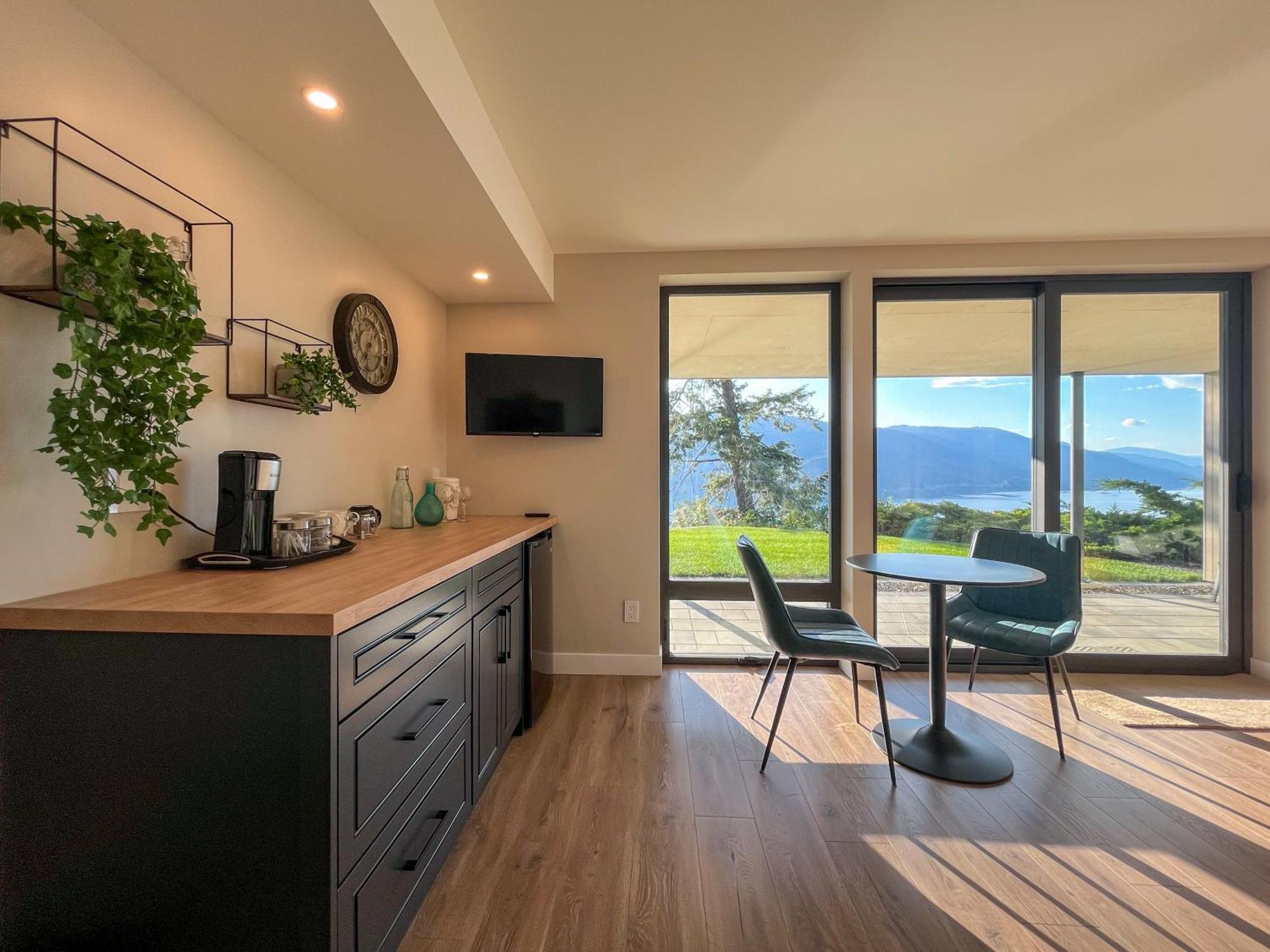 Kelowfornia Lakeview Retreat Kelowna Bilik gambar
