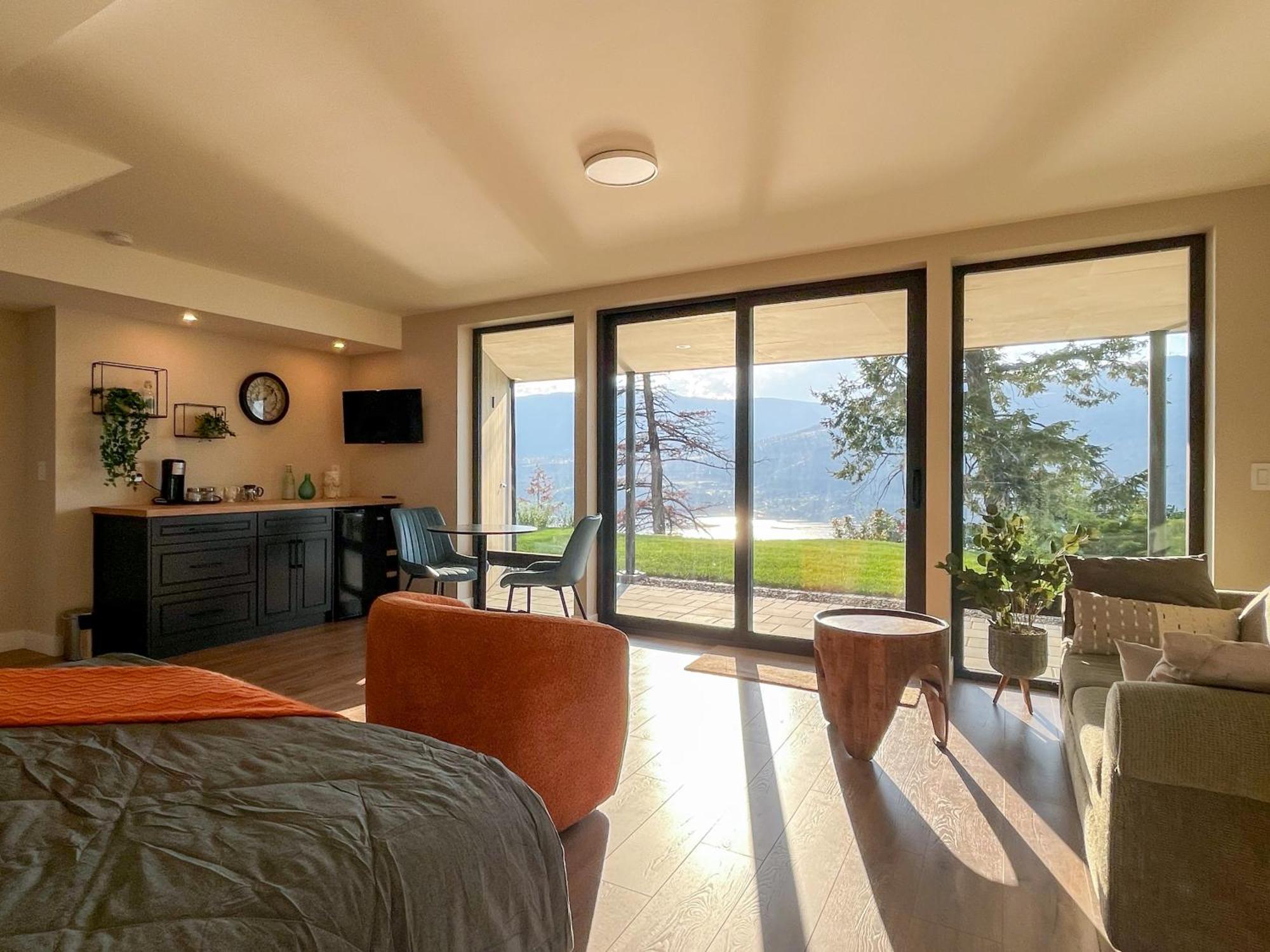 Kelowfornia Lakeview Retreat Kelowna Bilik gambar